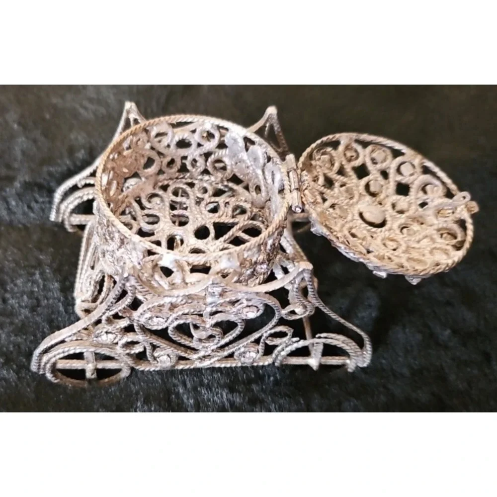 Carriage trinket box with jewels